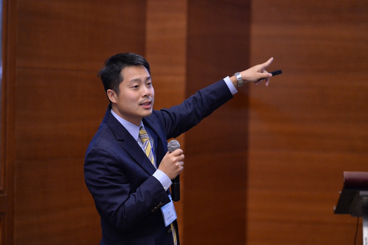 图为环球合伙人杭国良律师演讲《经营者集中反垄断审查》