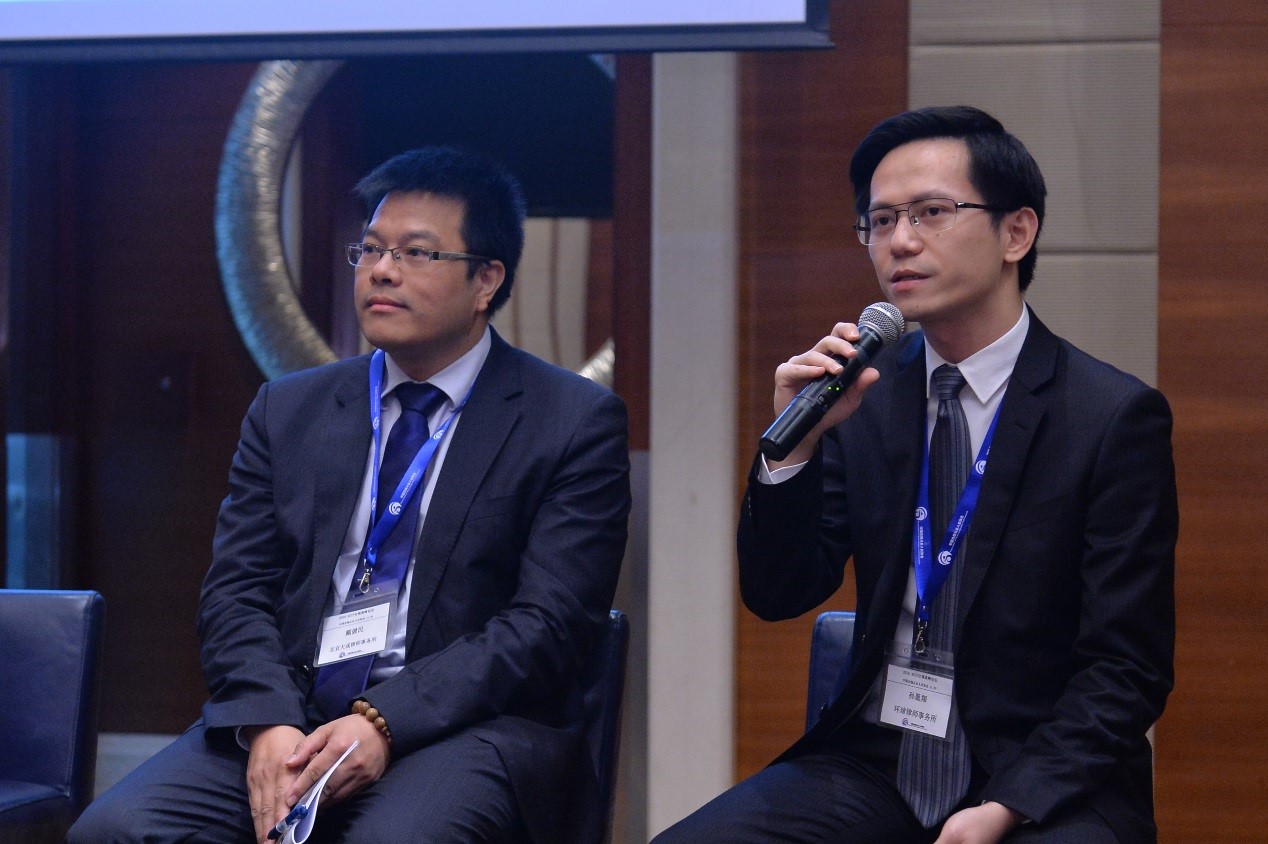 图为环球顾问律师孙胤翔与参会者讨论话题《个人信息保护（患者隐私）和数据安全领域的合规问题》